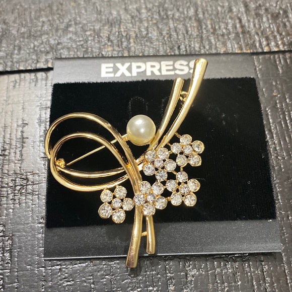 Express Jewelry - NWOT Express Gold Tone Faux Pearls Crystals Brooch!
